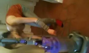 वेब सेक्स की मूवी हिंदी में कैमरा के सामने प्रसारण आदमी और स्ट्रिप्स से चुपचाप एक पतली लड़की