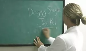 बेचनेवाली गलफुल्ला बकवास सेक्स सेक्स डॉट कॉम मूवी कुर्सियों में और पूल टेबल पर नकली रूस के साथ