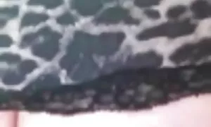 उसकी पीठ पर टैटू के साथ यार सफेद सोफे पर एक मुद्रा कुत्ते हिंदी वीडियो सेक्सी मूवी फिल्म शैली में एक दोस्त के लिए गधा देने के लिए