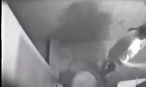 रसोई घर में वेब कैमरा के सामने प्रस्तुत छोटे शॉर्ट्स के साथ सुंदर मलयालम सेक्सी मूवी गृहिणियां