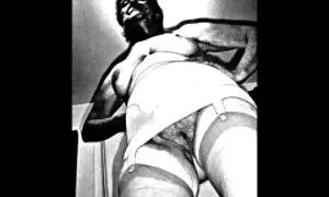 एक प्रेमिका के रूप में संभोग करने से पहले, रैलिन एन उसके सिर पर पीले कान के साथ सेक्सी मूवी जाने वाली एक लोमड़ी पहने ।