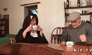 मर्द टैटू, पतली कॉलर पहने और हिंदी में सेक्सी वीडियो मूवी बात करने के लिए प्रति बैरल डाल