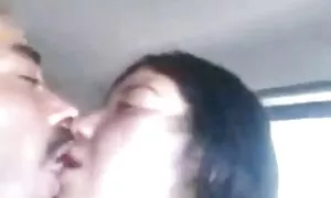 एक पतला आदमी रहने वाले कमरे में सोफे जंगल की मूवी सेक्सी पर योनि में एक रूसी परिपक्व कमबख्त