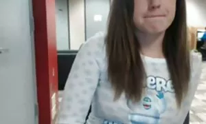 सर्विस स्टेशन पर यांत्रिकी दो दिव्या सेक्सी मूवी रोमांचक युवा गाय है कि भंडारण में सुंदर है