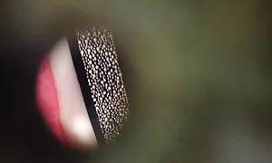 मर्द गले पुराने स्नीकर्स में गले में छात्रों और उसके बड़े स्तनों की प्रशंसा सेक्सी फिल्म मूवी में