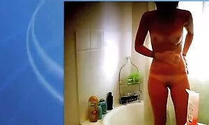 बड़े गधे दिखा रहा है और वेब कैमरा के सामने दुहना निपल भेदी के साथ लड़की । हिंदी सेक्सी मूवी 2