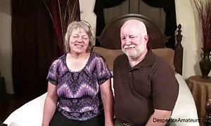 एक नाभि छेदने के साथ एक काली औरत रूनी के बाद दाढ़ी के साथ एक अपराधी को बिस्तर में आत्मसमर्पण करने के इंग्लिश सेक्सी मूवी इंग्लिश सेक्सी मूवी लिए