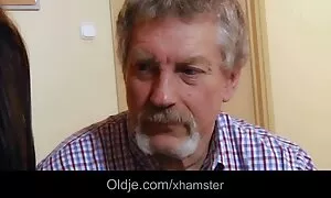 आदमी बूढ़े आदमी अभी भी पिक्चर मूवी सेक्सी जवान है, जो उसकी प्रेमिका के साथ यौन संबंध करते हैं ।