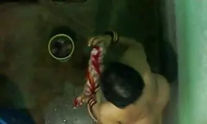 एक आदमी एक योनि में एक घुंघराले लड़की खींचती है और उसके बड़े स्तनों के बीच भोजपुरी सेक्सी हिंदी मूवी में लिंग टटोलना