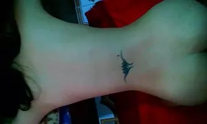 एक आदमी तेल के साथ युवा लोगों की टोपी को चिकना और यह सदस्यों को खींच मूवी की सेक्सी