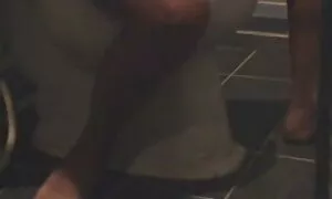 होटल के कमरे में, स्विमिंग सूट की पैंट में प्रस्तुत सेक्सी पिक्चर हिंदी वीडियो मूवी बड़ा पीटना