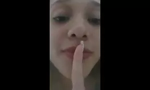 एक थरथानेवाला सलमान की सेक्सी मूवी डालने के लिए उंगलियों के साथ छेद तैयार